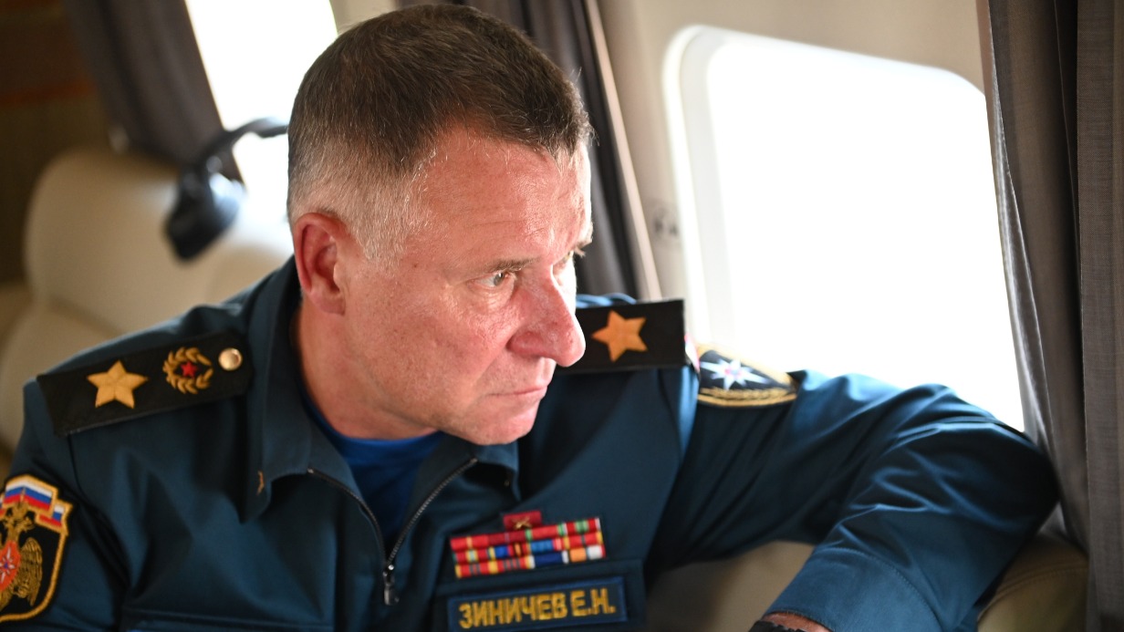Глава МЧС России Евгений Зиничев во время облета Челябинской области