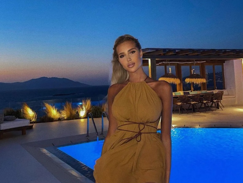 «Прям Волочкова»: новая возлюбленная Тимати показала растяжку