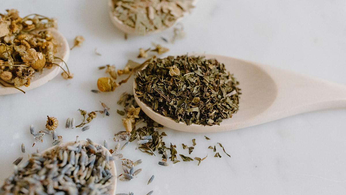 Травник рассказал, что поможет не заболеть, если промочил ноги