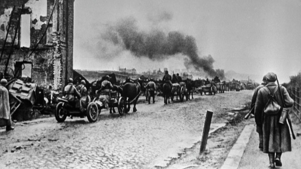 Советские войска после ожесточенных боев вступают в город Ельню. 6 сентября 1941 год