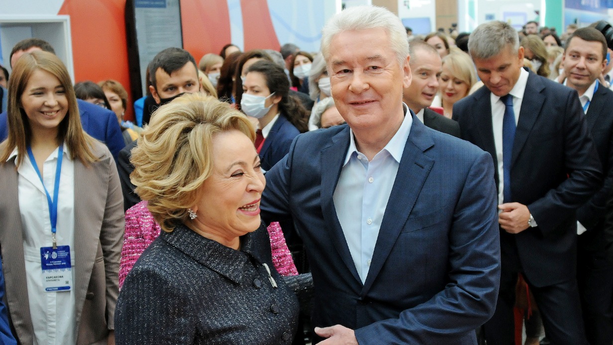 Мэр Москвы Сергей Собянин вместе с председателем Совета Федерации РФ Валентиной Матвиенко осматривают выставку Форума социальных инноваций регионов