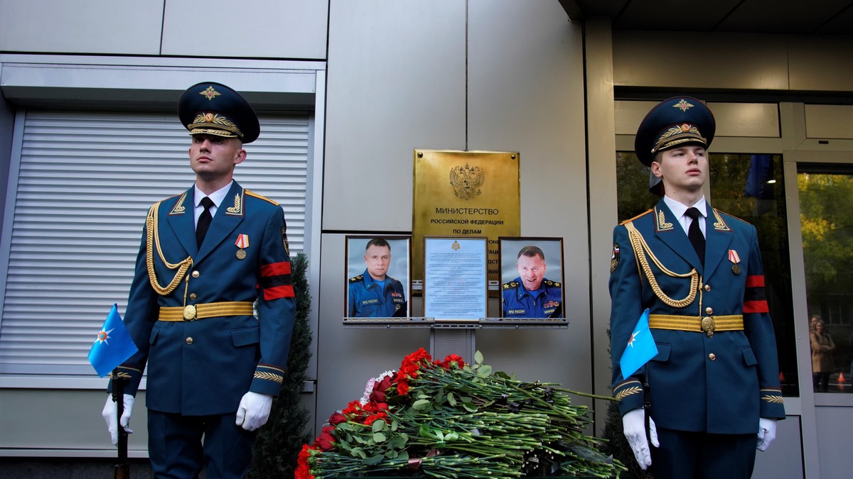 Путин приехал на церемонию прощания с погибшим главой МЧС Евгением Зиничевым