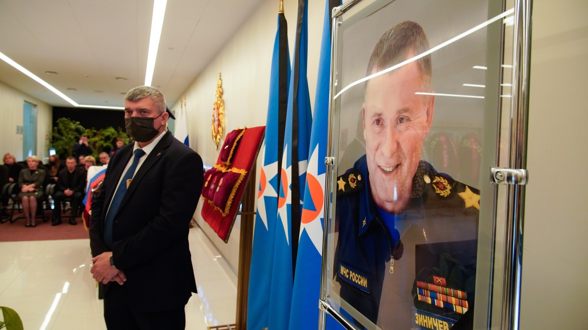 «Огромная потеря»: Москва простилась с главой МЧС Евгением Зиничевым