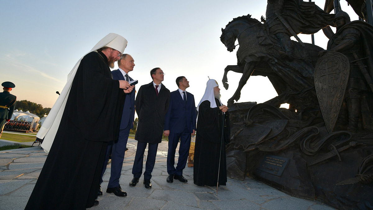 Путин: Образы псковских десантников увековечены на мемориале Александру Невскому