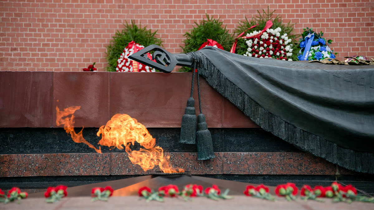 К Могиле Неизвестного Солдата возложили цветы в честь годовщины начала контрнаступления в Битве под Москвой