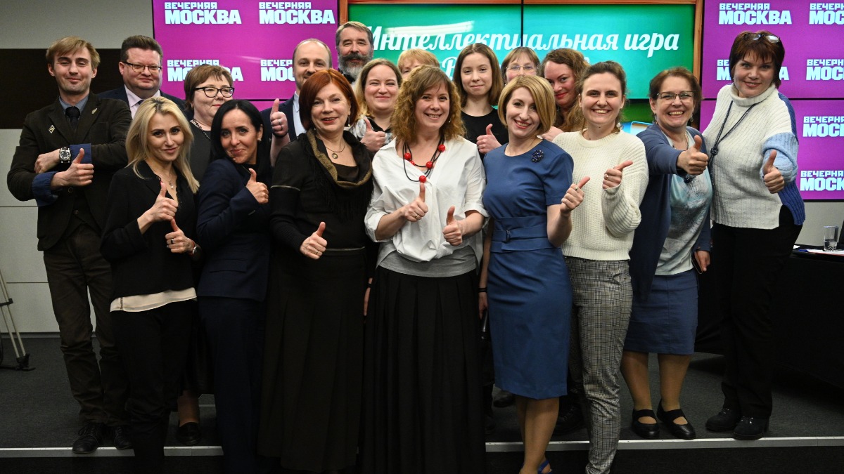 Член орфографической комиссии РАН Мария Ровинская (в центре), руководитель проекта «Пресса в образовании» Ирина Сидорова (слева от нее), ведущая Елена Плешивцева (справа) и гости клуба 