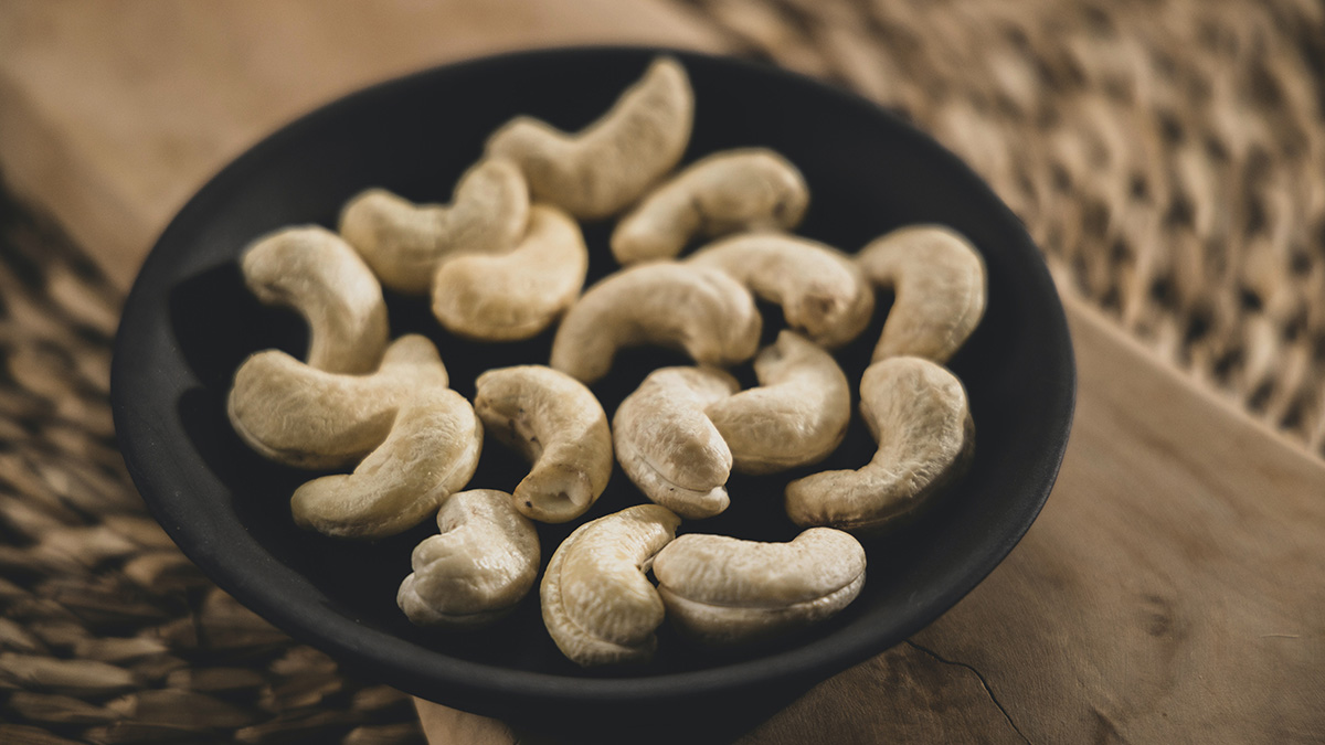 Успокаивает и насыщает: нутрициолог Гусакова рассказала о пользе кешью