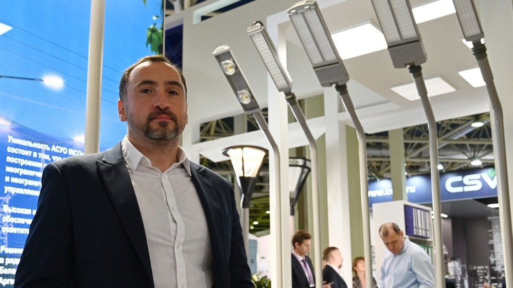 Директор по продвижению и рекламе крупного столичного холдинга Андрей Лобанов презентует систему наружного освещения на выставке Interlight Russia-2021. Фонари оснащены умной системой управления и специальными линзами, которые сохраняют яркость света