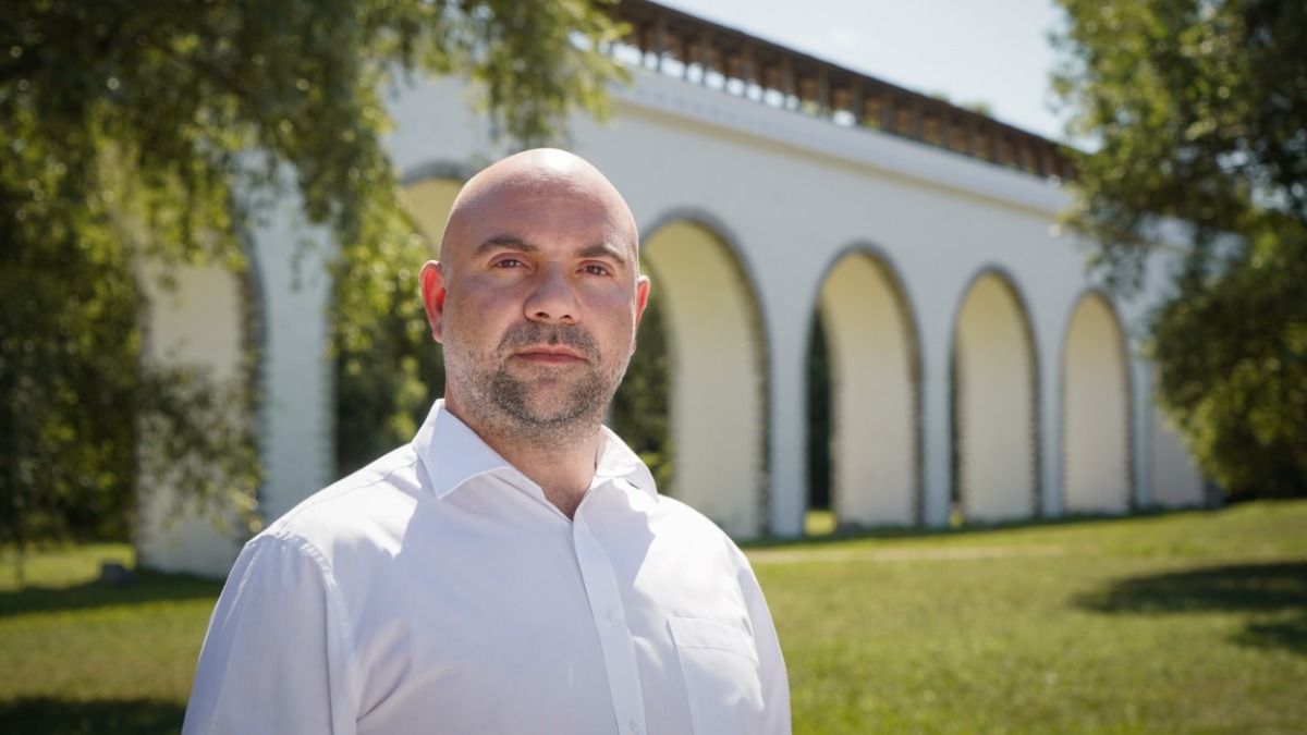 Тимофей Баженов считает, что строительство площадок для выгула собак способствует развитию безопасной городской среды