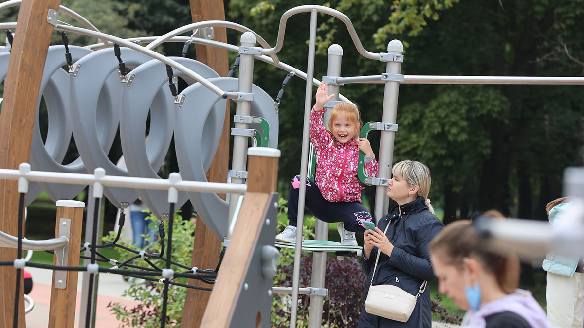 Почти 20 дворовых территорий в Москве обустроили методом соучаствующего проектирования
