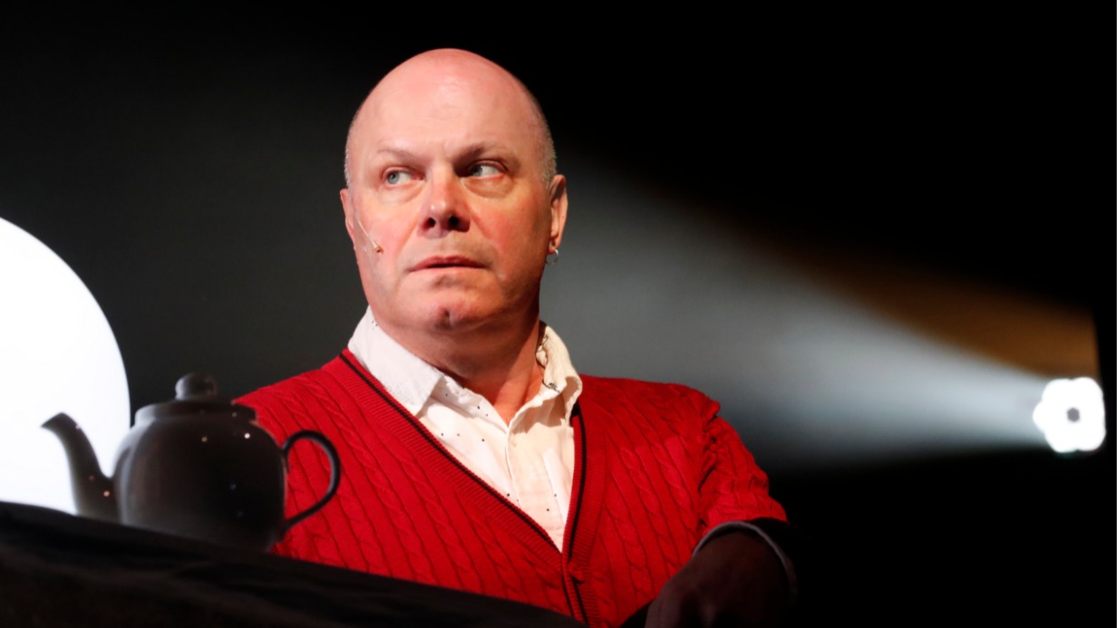 Актер Алексей Кортнев во время предпремьерного показа научно-фантастического музыкального спектакля Максима Виторгана "В городе Лжедмитрове" на сцене ДК им. Зуева