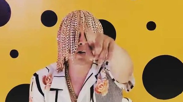 Врач объяснила, чем грозит вживление драгоценностей под кожу