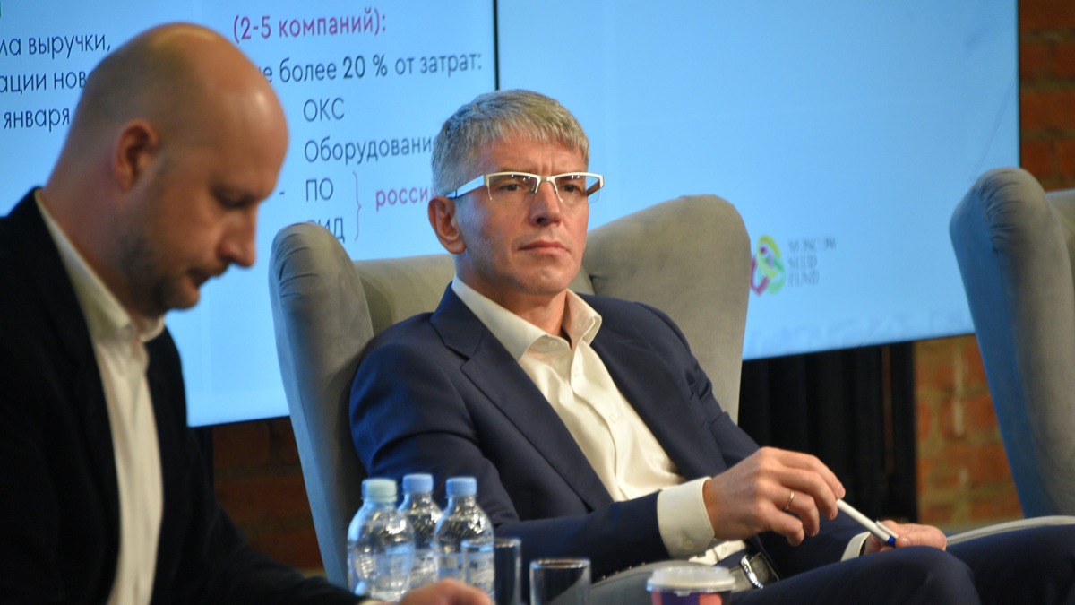 Гендиректор Агентства инноваций Москвы Алексей Парабучев (слева) и руководитель Департамента предпринимательства и инновационного развития Алексей Фурсин на встрече с участниками второго набора программы развития технологического бизнеса StartHub.Moscow