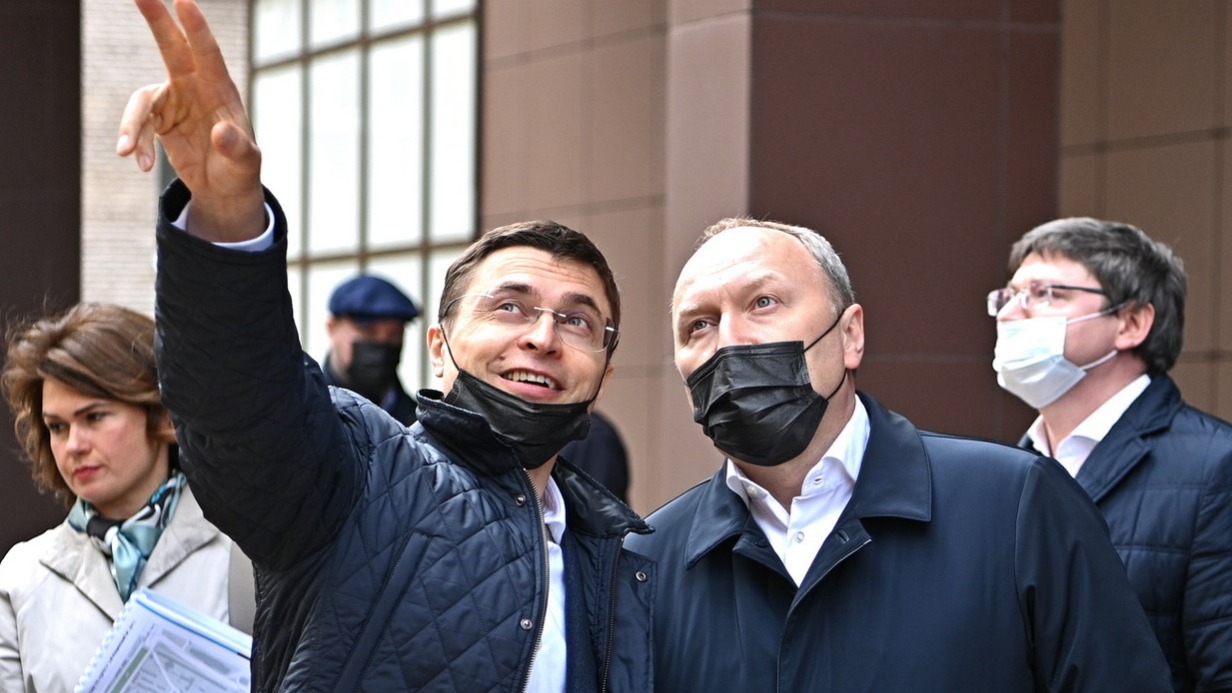 Заммэра Москвы по вопросам градполитики и строительства Андрей Бочкарев (справа) и глава Департамента строительства Рафик Загрутдинов осмотрели новостройку по реновации в 5-м Рощинском проезде