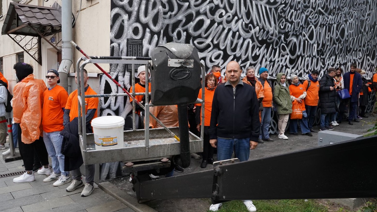 «Живая цепь» защищает стену Покраса Лампаса с именами пропавших детей