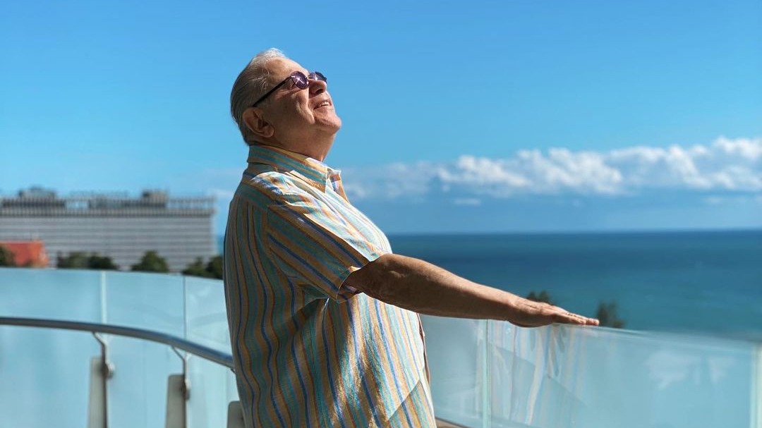 «Жизнь продолжается»: Петросян показал трогательное фото с семьей в честь 76-летия