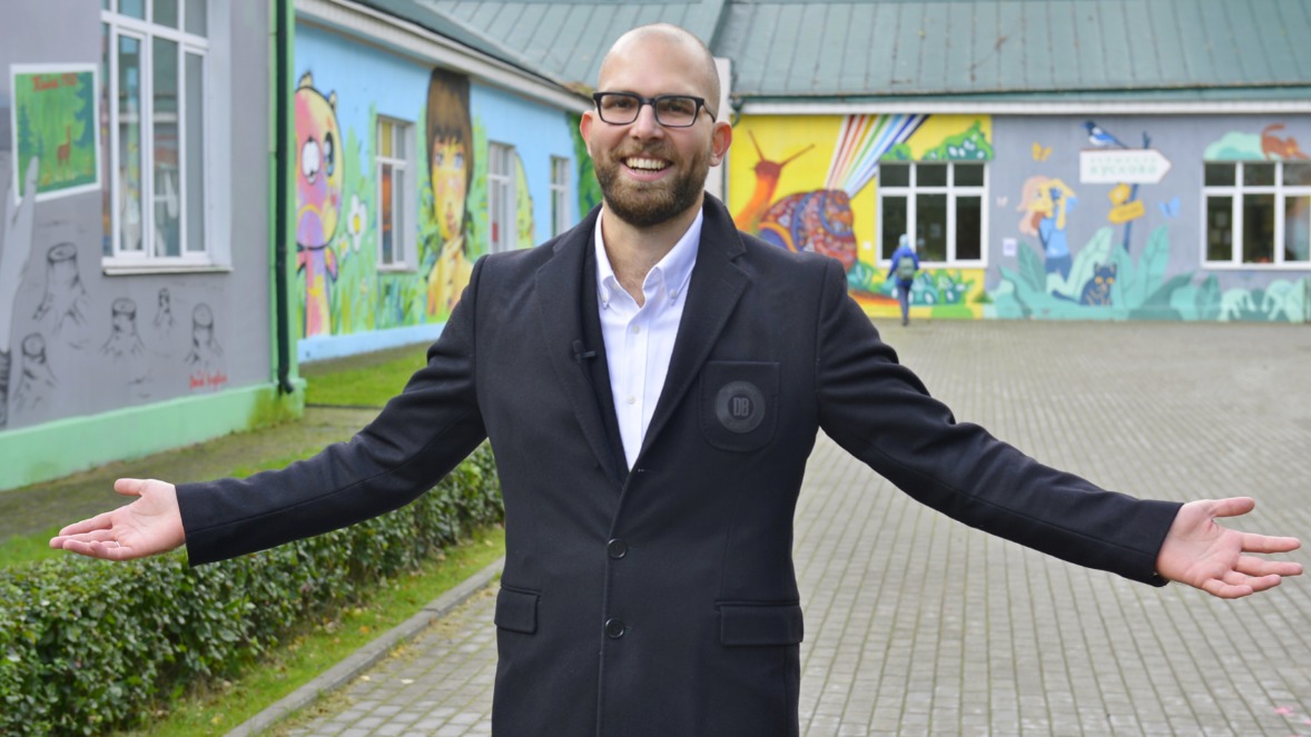 На официальном открытии стрит-арт-объекта директор экошколы Роман Бариев поприветствовал учеников московских школ, для которых в честь торжественного события организаторы подготовили квест по территории центра, обзорную экскурсию и мастер-классы