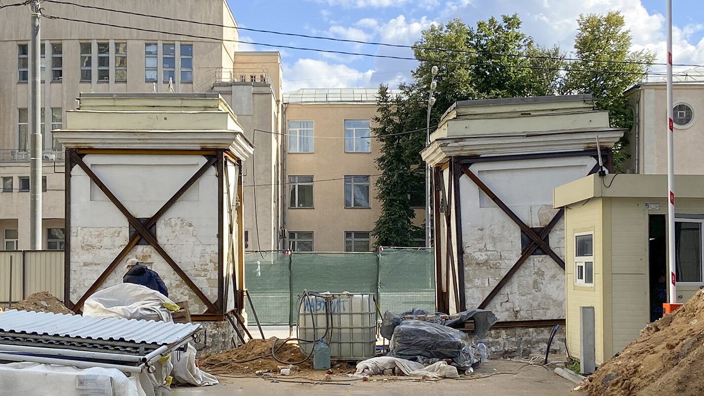 Пилоны парадных ворот Александринского дворца отреставрируют