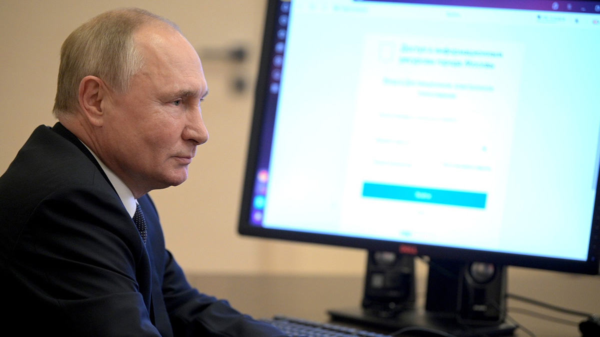 Путин проголосовал онлайн на выборах в Госдуму