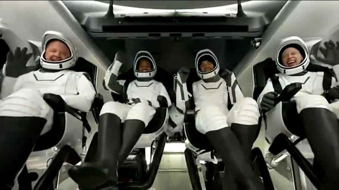 Космический корабль Crew Dragon с пассажирским экипажем сел на воду у побережья Флориды