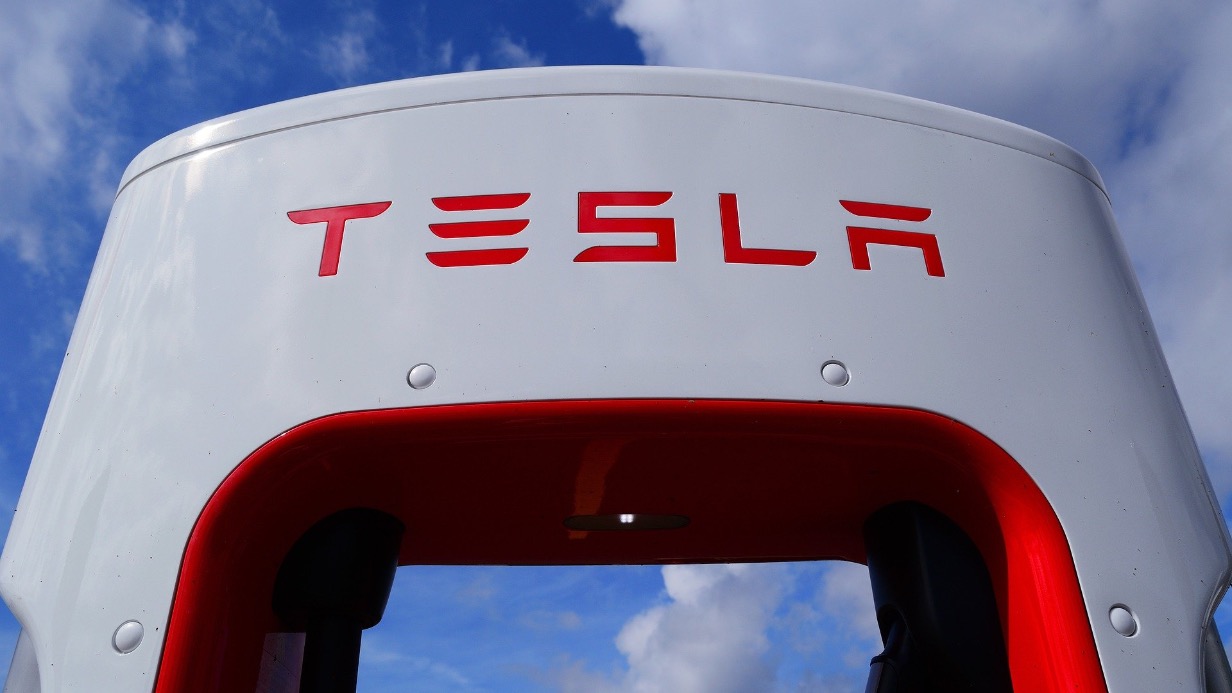 Tesla презентовала обновленный электрический грузовик Semi