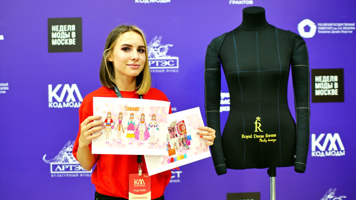 Дизайнер одежды Елизавета Cтарникова демонстрирует эскизы вещей, которые она планирует сшить для показа на Осенней неделе моды в Москве