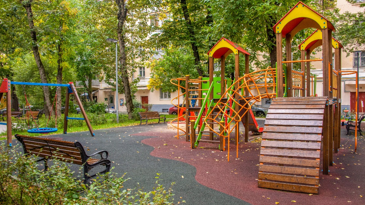 Петр Бирюков: В Москве благоустроили 4 тысячи дворов жилых домов 