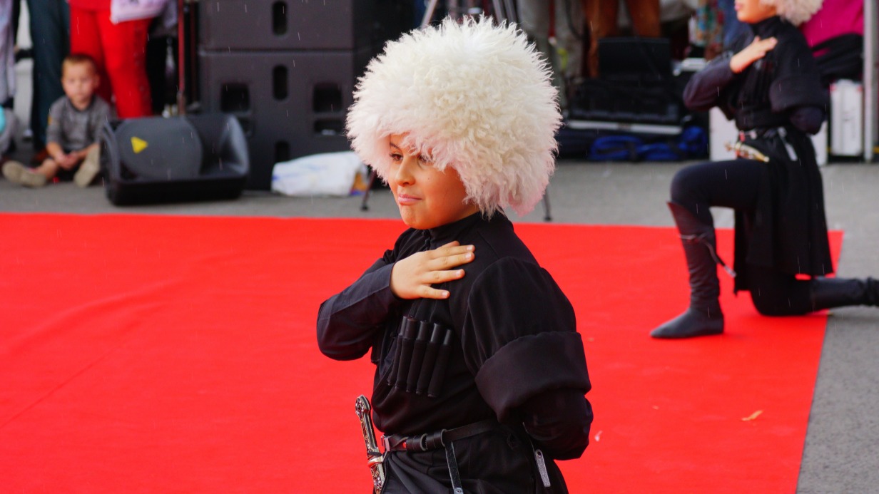 Ниссан Ханукаев исполняет горский танец на празднике «Абрикос»