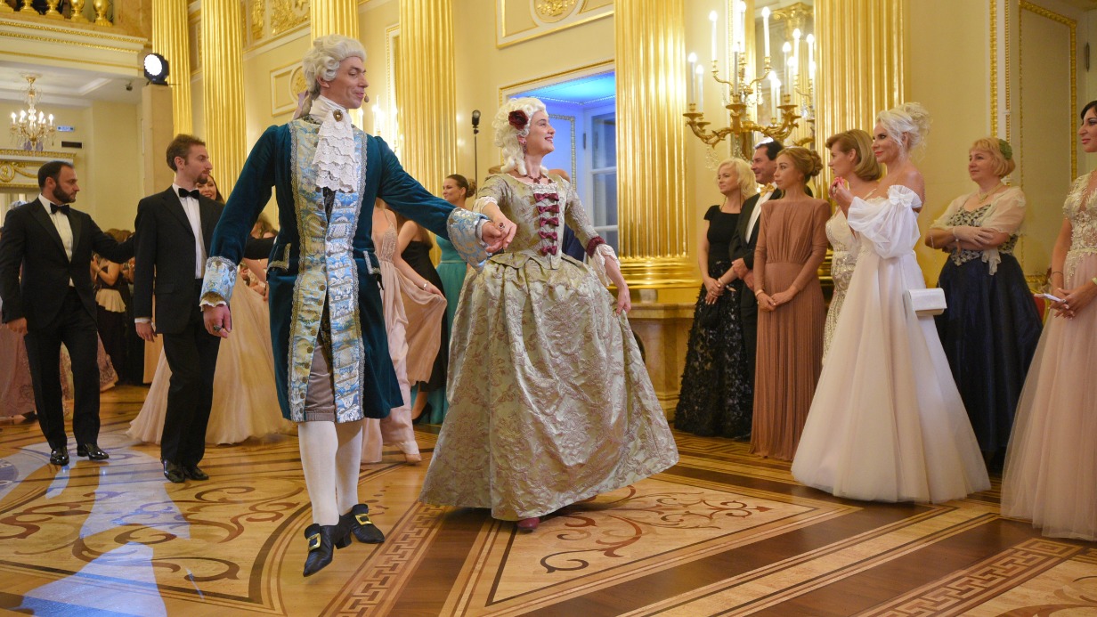 Анна Николаева и Сергей Сосницкий (пара в центре) на Большом Екатерининском балу в Царицыно