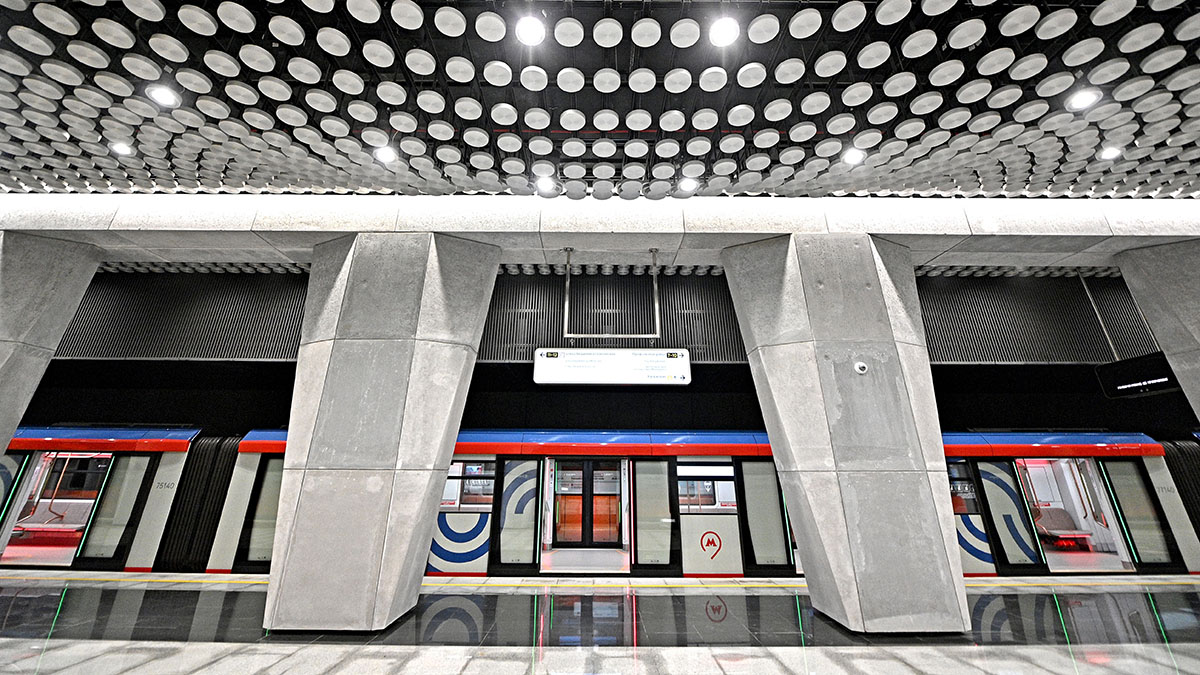 Человек упал на пути на фиолетовой ветке московского метро