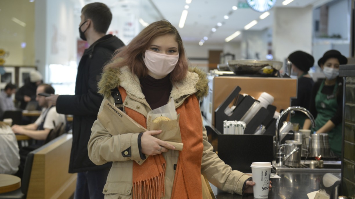 В пять часов пополудни любительница кофе Анастасия Второва еще не знает, что скоро платить за капучино придется больше, пить — меньше