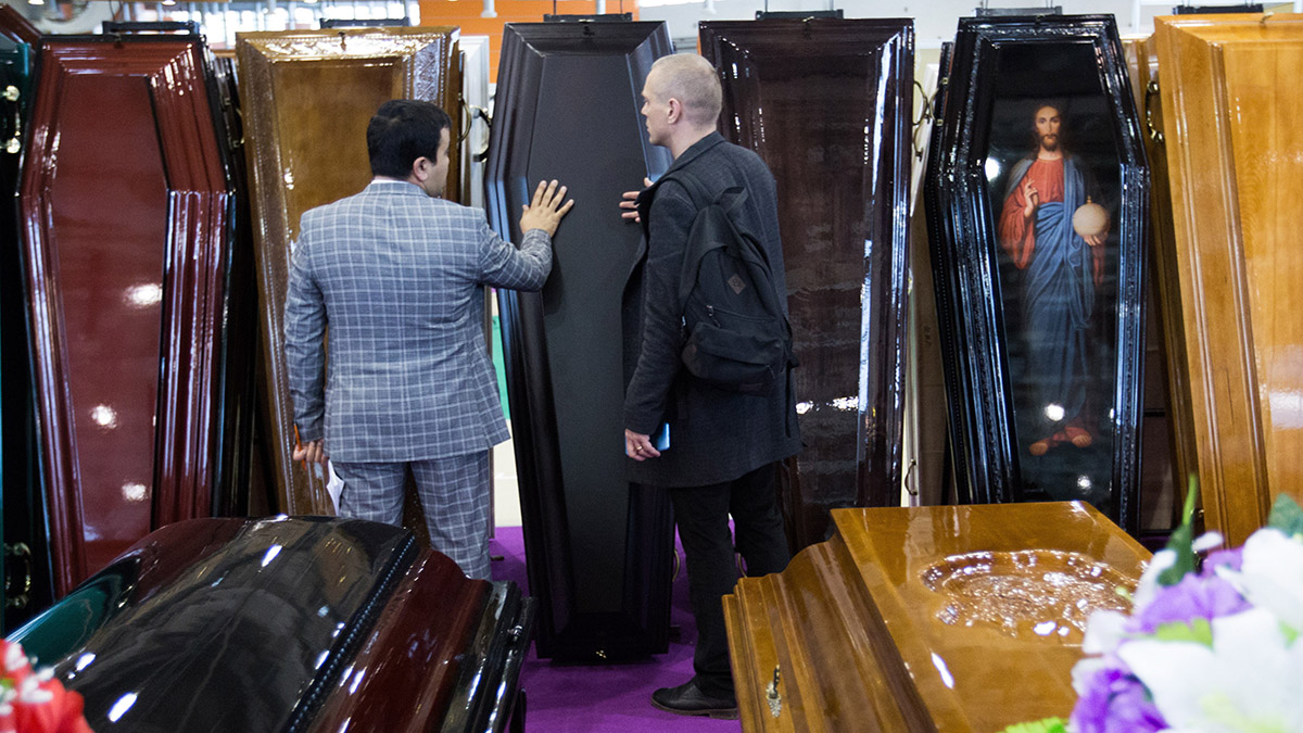 СМИ: Россиянам разрешат оформлять похороны через портал госуслуг