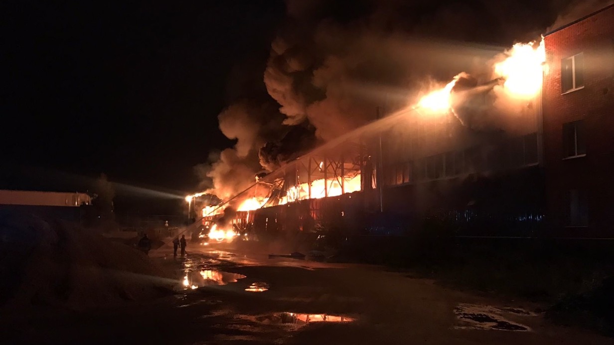 Крупный пожар произошел в ангаре в подмосковной Черноголовке