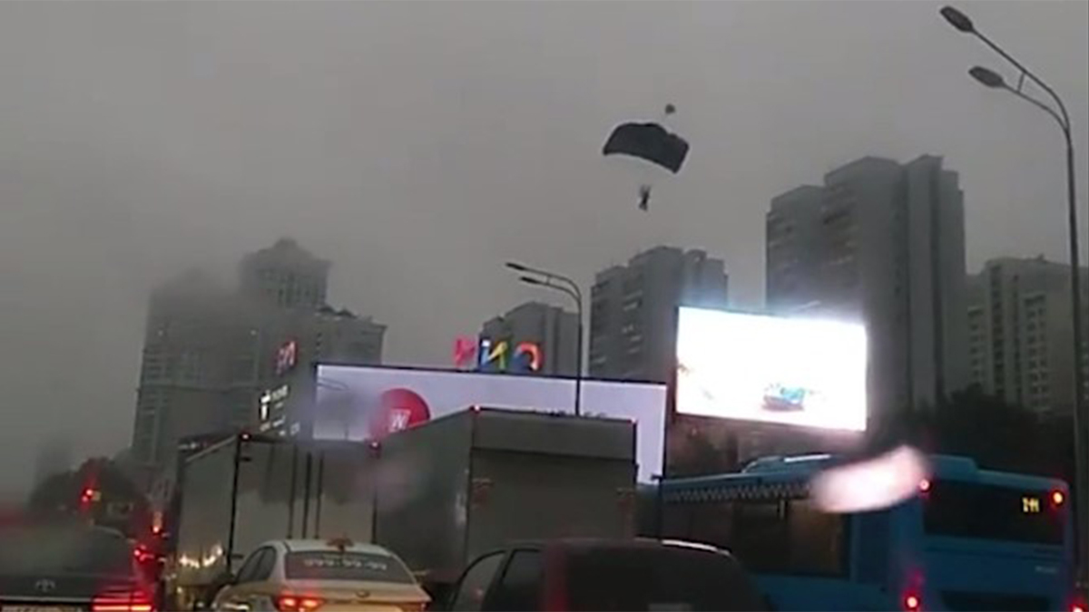 Прыгающих с высоток парашютистов заметили на Ленинском проспекте