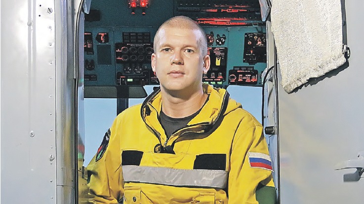 Заместитель начальника парашютно-десантной пожарной службы «Авиалесоохраны» Евгений Астахов в кабине тренажера вертолета Ми-8 МТВ