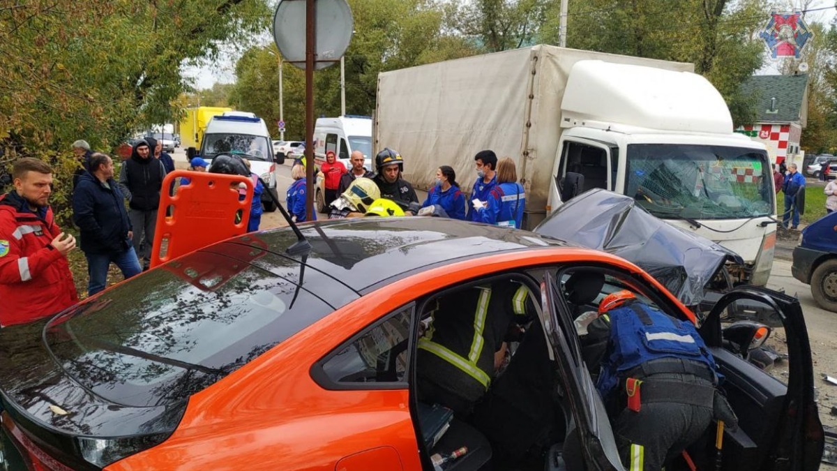 Два человека пострадали в ДТП с участием грузовика на Рязановском шоссе