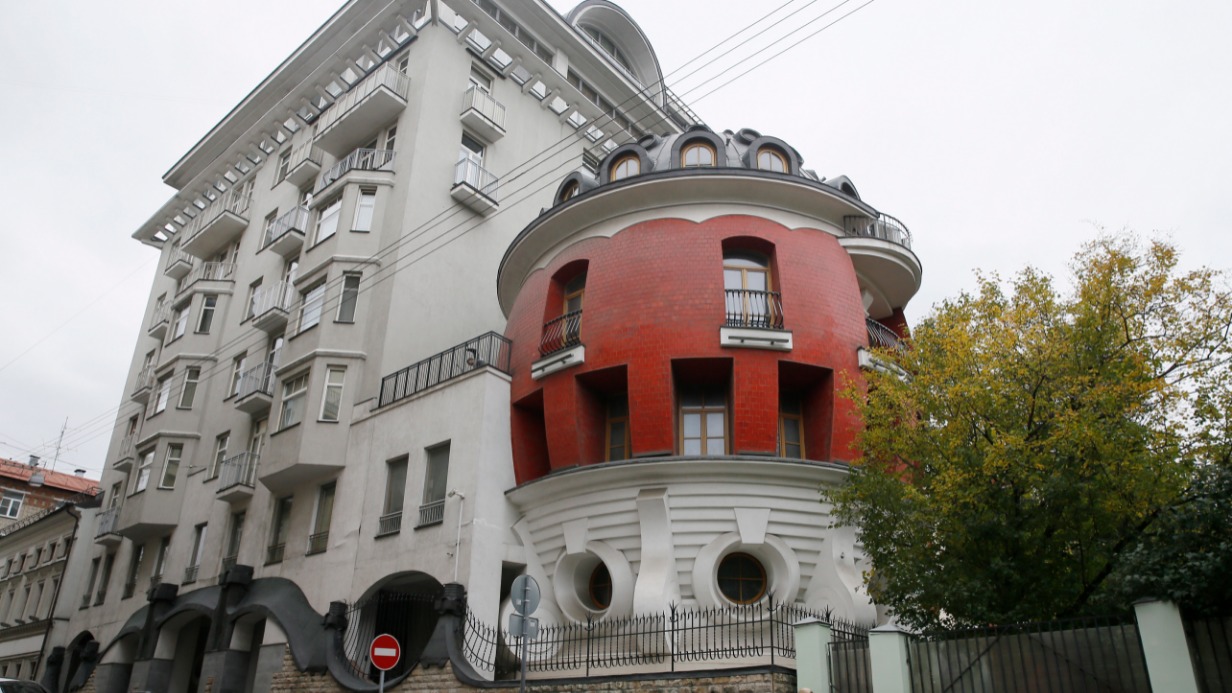  Дом-яйцо, построенный по проекту архитекторов Сергея Ткаченко и Олега Дубровского, на улице Машкова дом 1/11