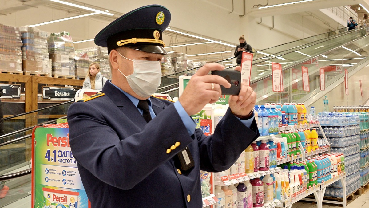 Сотрудник Объединения административно-технических инспекций Виктор Надин фиксирует нарушения в торговом центре «Гагаринский»