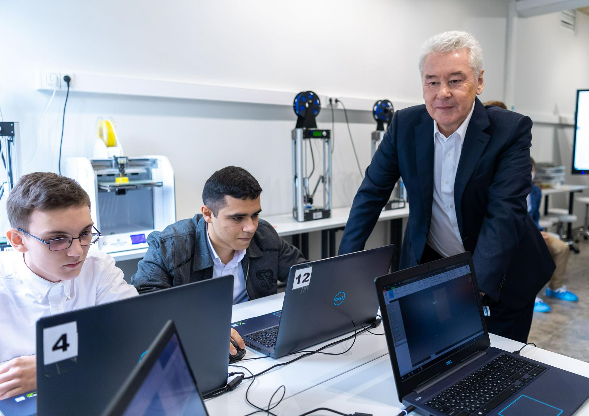 Мэр Москвы Сергей Собянин (справа) общается с учениками школы «Дмитровский» Егором Ломакиным и Марзпе Геворгяном (слева направо) во время своего визита в образовательное учреждение в День знаний