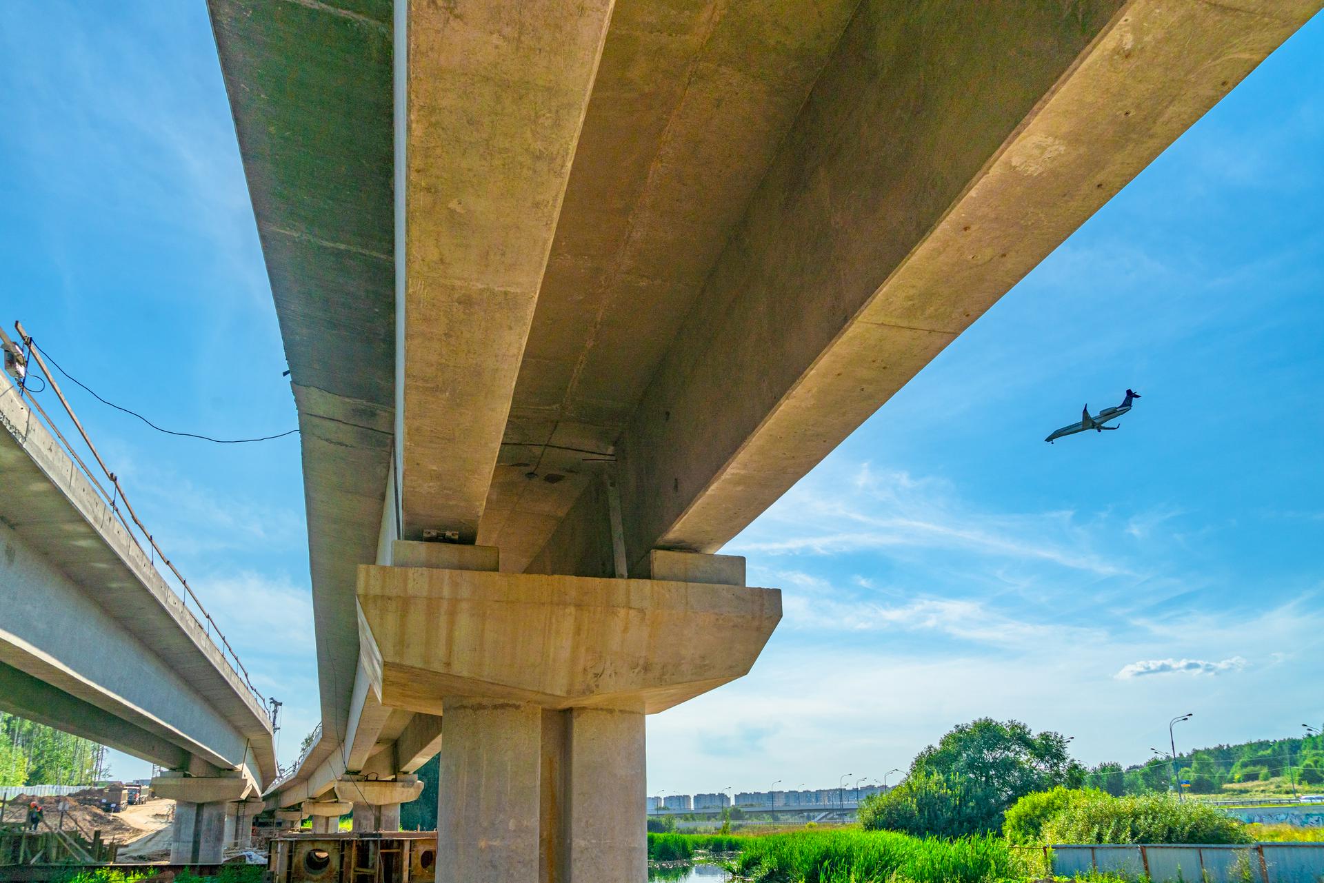 Мужчина взобрался на 30-метровую высоту в аэропорту Внуково