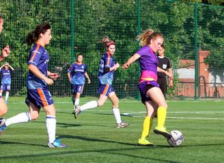 Многодетные футболистки досрочно взяли «Золото»