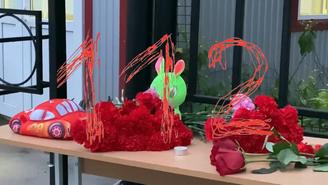 Жители устроили стихийный мемориал около университета в Перми