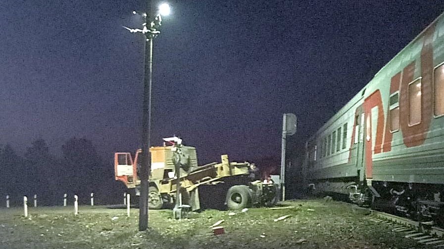 Грузовик столкнулся с пассажирским поездом в Пензенской области