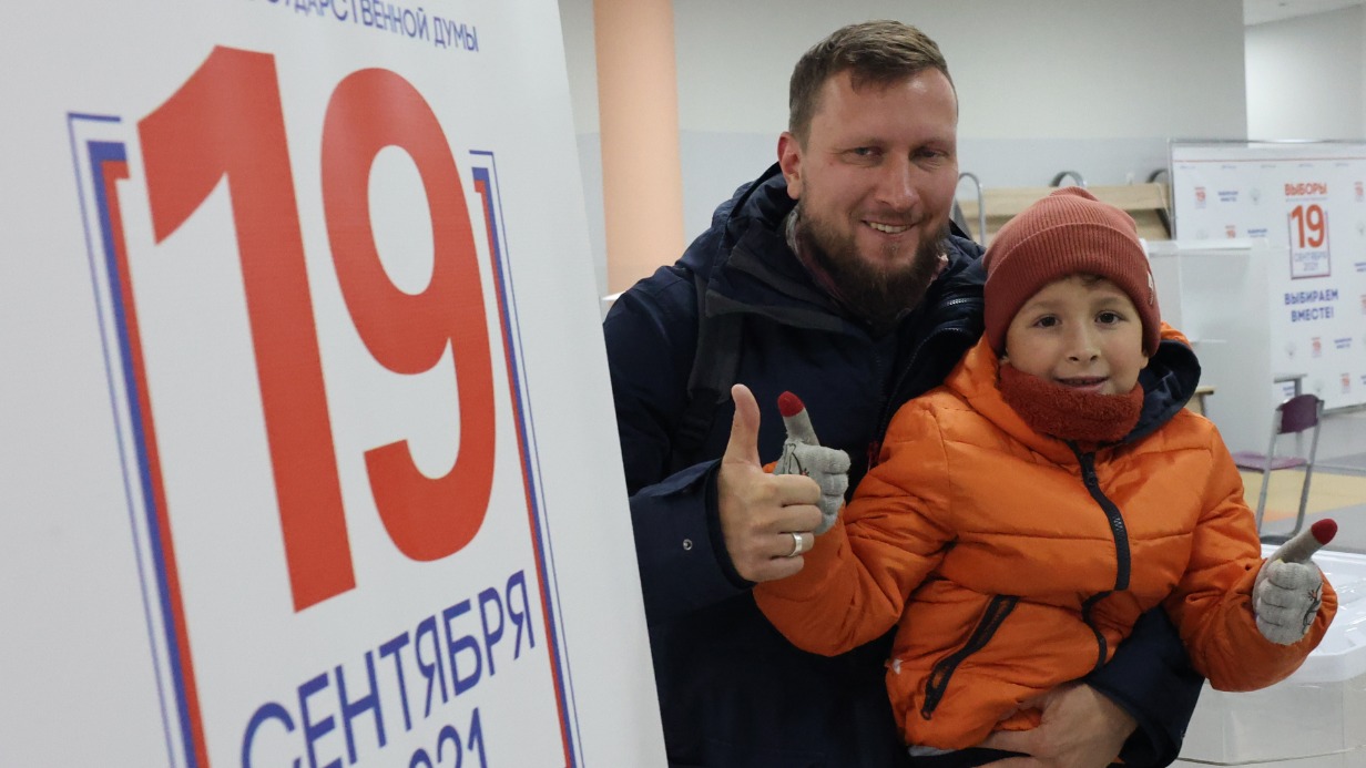 Иван Смирнов вместе с сыном Леонидом пришли на избирательный участок в Новой Москве, чтобы поучаствовать в выборах депутатов в Государственную Думу