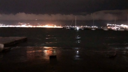 Яхта затонула во время шторма у причала яхт-клуба в Новороссийске