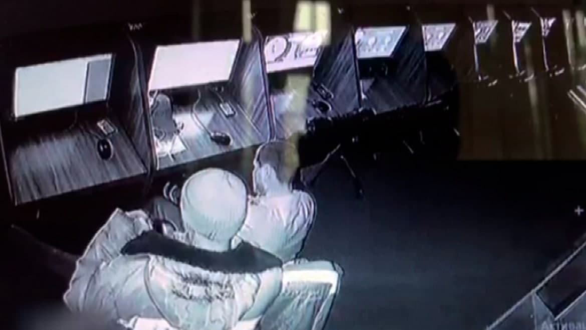 Двое приезжих ограбили пенсионерку и потратили деньги в компьютерном клубе