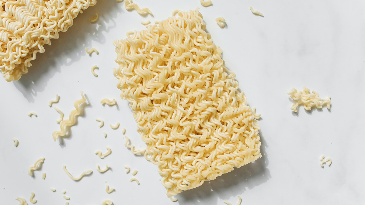 Подросток умер, съев три сырых брикета лапши быстрого приготовления