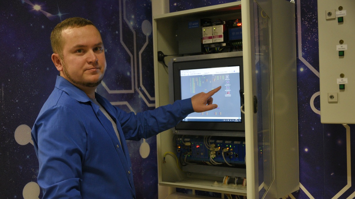 Директор по производству компании, занимающейся созданием инновационных разработок и производством оборудования связи, Харис Салеев показывает один из приборов, которые они производят. Предприятие активно пользуется городскими мерами поддержки бизнеса