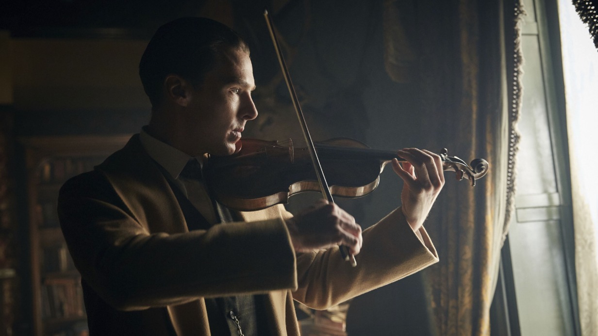 Актер Бенедикт Камбербэтч в образе Шерлока Холмса в телесериале «Шерлок» создал идеальный образ сноба-профессионала: его высокомерие и презрительность по отношению к другим не имеют границ