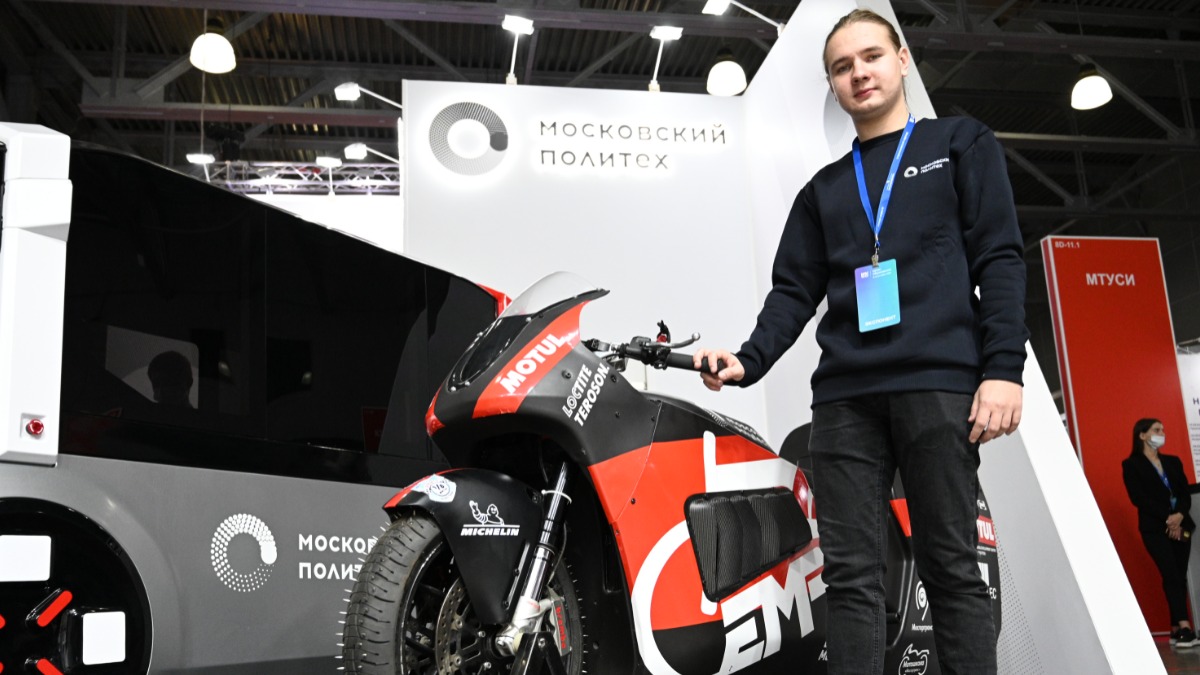 Студент Московского политехнического университета Даниил Иванов демонстрирует электрический мотоцикл, который разработали учащиеся его вуза. На этом железном коне уже был установлен рекорд скорости движения по льду